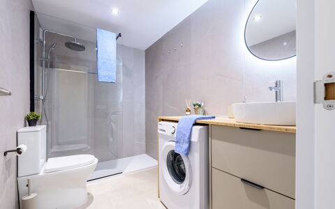 Salou 703: Diseño De Interiores, Piso, Suelo, Arreglo De Tubería, Mueble De Baño, Lavadora, Baño, Techo, Gabinetes, Grifo