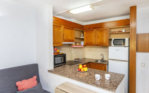 Salou 723: Gabinetes, Mostrador, Mueble, Propiedad, Edificio, Sofá, Aparato De Cocina, Cocina, Madera, Diseño De Interiores