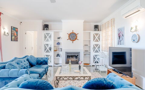 Villa Rosa: Mueble, Sofá, Diseño De Interiores, Piso, Sala, Suelo, Departamento, Techo, Casa