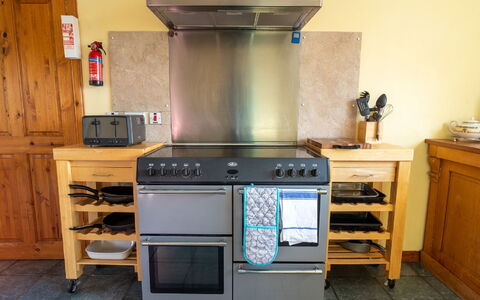 Ceilidhtail Cottage: Gabinetes, Mueble, Aparato De Cocina, Estufa De Gas, Estufa De Cocina, Cocina, Electrodoméstico, Estufa, Mostrador, Estufa