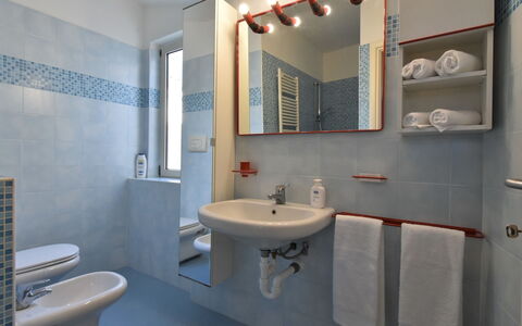 Duomo Mansarda: Espejo, Grifo, Arreglo De Tubería, Lavabo Del Baño, Lavabo, Propiedad, Baño, Púrpura, Encendiendo, Diseño De Interiores