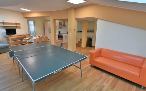Duomo Mansarda: Propiedad, Mueble, Sofá, Ventana, Mesa, Madera, Casa, Comodidad, Tabla Raqueta De Tenis, Diseño De Interiores
