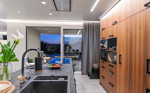 Villa Sonia: Diseño De Interiores, Cocina, Mueble, Mostrador, Piso, Techo, Madera, Lámpara, Electrodoméstico, Aparato De Cocina
