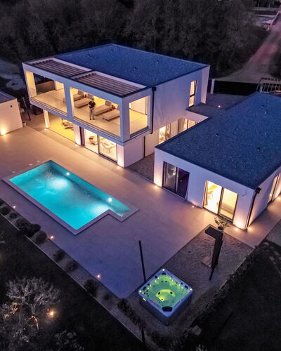Villa Sonia: Piscina, Material Compuesto, Inmuebles, Recurso, Mansión, Villa, Patio, Hormigón, Oscuridad, Diseño