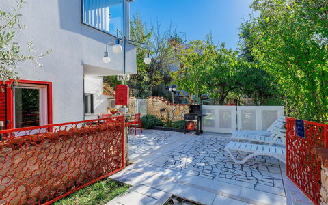 Villa Dragica: Agua, Edificio, Planta, Cielo, Ventana, Diseño Urbano, Condominio, Bloque De Pisos, Ocio, Piscina