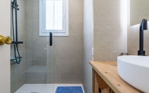 Atico Miramar: Pared, Arreglo De Tubería, Baño, Piso, Suelo, Diseño De Interiores, Grifo, Plomería, Loseta, Lavabo