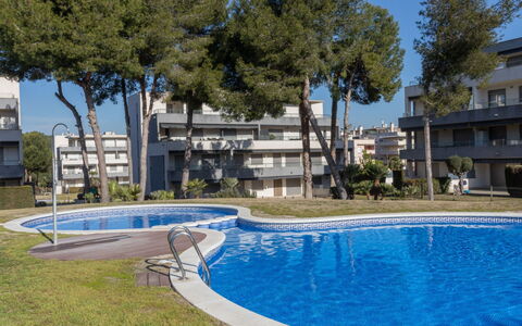 Salou 745: Agua, Edificio, Planta, Propiedad, Cielo, Ventana, Piscina, Árbol, Sombra, Arquitectura