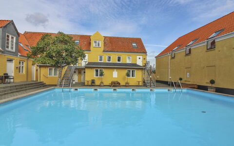 Thyrne - 500M from the Sea: Piscina, Ciudad De Vacaciones