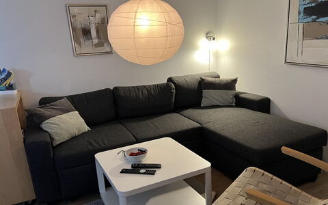 Thyrne - 500M from the Sea: Mueble, Piso, Suelo, Madera, Diseño De Interiores, Sofá, Sala, Suelos De Madera, Habitación