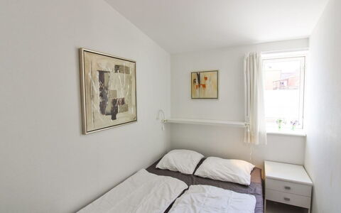 Thyrne - 500M from the Sea: Cama, Habitación, Diseño De Interiores, Pared, Mueble, Sábana, Lecho, Suelo, Madera, Piso