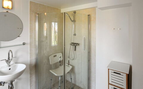 Thyrne - 500M from the Sea: Piso, Suelo, Diseño De Interiores, Arreglo De Tubería, Pared, Baño, Lavabo Del Baño, Habitación, Techo, Lavabo