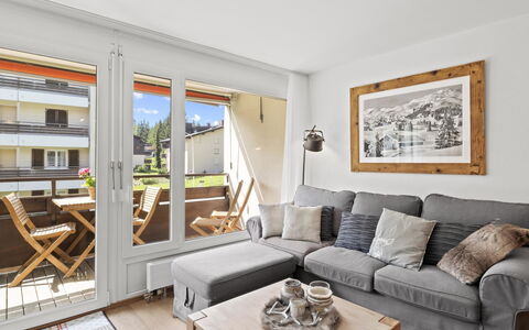 Nr.43 Haus Sotmirana: Mesa, Sofá, Propiedad, Mueble, Diseño De Interiores, Sala, Madera, Suelo, Sombra, Ventana