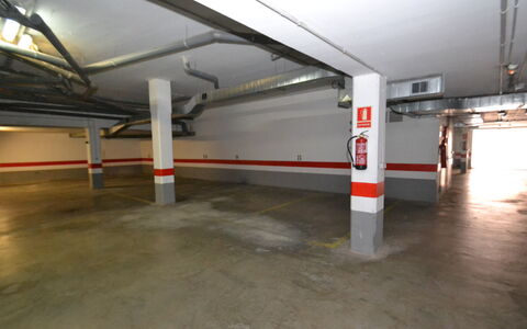La Pineda 704: Estacionamiento, Material Compuesto, Gas, Edificio, La Carretera, Techo, Ciudad, Hormigón, Estacionamiento