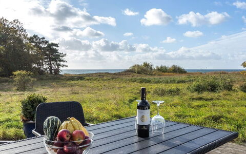Kajsa - 50M from the Sea: Hierba, Casa, Techo, Casa, Cabaña, Arbusto, El Terreno Del Lote, Área Rural, Casa De Campo, Cobertura Del Suelo