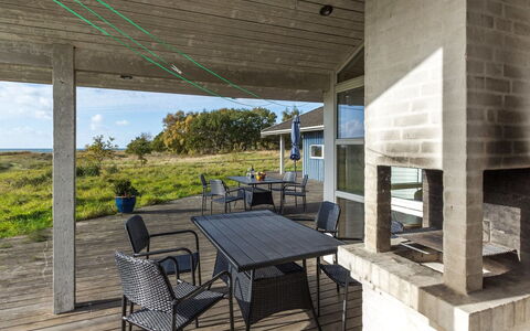 Kajsa - 50M from the Sea: Hierba, Casa, Techo, Casa, Cabaña, Arbusto, El Terreno Del Lote, Área Rural, Casa De Campo, Cobertura Del Suelo