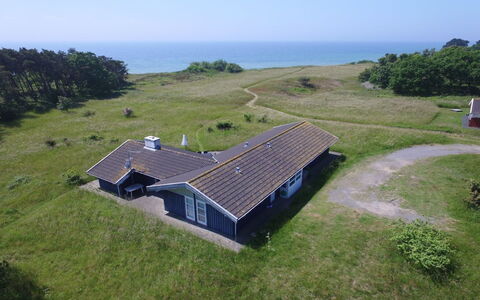 Kajsa - 50M from the Sea: Hierba, Casa, Techo, Casa, Cabaña, Arbusto, El Terreno Del Lote, Área Rural, Casa De Campo, Cobertura Del Suelo
