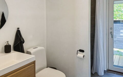 Greta - 200M from the Sea: Piso, Asiento Del Baño, Suelo, Arreglo De Tubería, Pared, Baño, Baño, Diseño De Interiores, Madera, Mueble De Baño