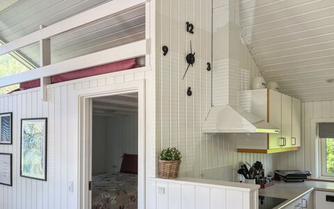 Greta - 200M from the Sea: Madera, Techo, Diseño De Interiores, Piso, Suelo, Cocina, Habitación, Mostrador, Manchas De Madera, Madera Dura