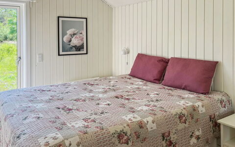 Greta - 200M from the Sea: Madera, Habitación, Linos, Sábana, Textil, Cama, Diseño De Interiores, Suelo, Piso, Lecho