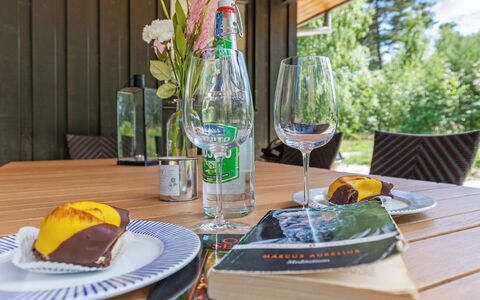 Anarosa - 200M from the Sea: Vajilla, Drinkware, Mueble, Mesa, Barware, Utensilios Para Servir, Comida, Stemware, Copa De Vino