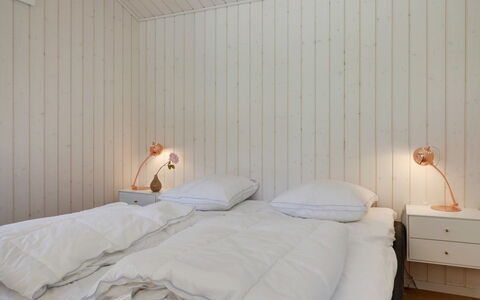 Anarosa - 200M from the Sea: Habitación, Madera, Cama, Sábana, Techo, Diseño De Interiores, Lecho, Piso, Suelo, Encendiendo