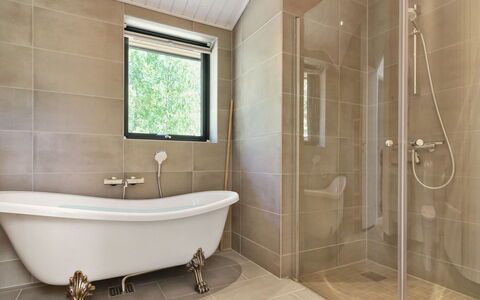Anarosa - 200M from the Sea: Piso, Baño, Diseño De Interiores, Arreglo De Tubería, Suelo, Plomería, Casa, Bañera, Techo, Grifo