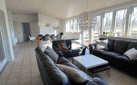 Lätizia - 300M from the Sea: Sofá, Mueble, Diseño De Interiores, Madera, Piso, Suelo, Sala, Techo, Casa