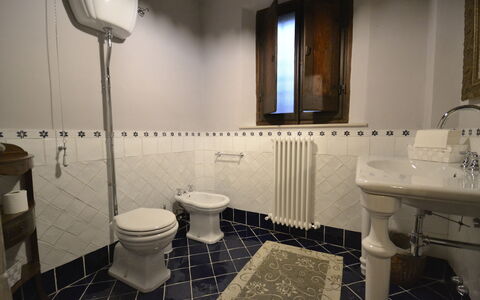 Villa Torreone: Espejo, Arreglo De Tubería, Lavabo, Lavabo Del Baño, Propiedad, Grifo, Edificio, Baño, Púrpura, Diseño De Interiores