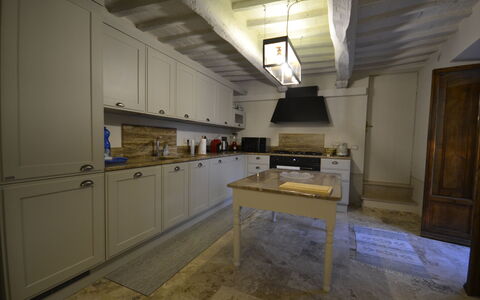 Villa Torreone: Gabinetes, Madera, Cocina, Piso, Suelo, Casa, Mostrador, Edificio, Madera Dura, Puerta