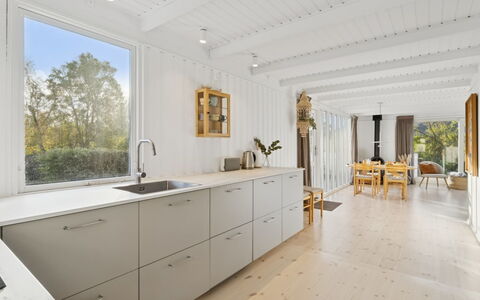 Anni - 250M from the Sea: Madera, Techo, Arquitectura, Casa, Casa, Cabaña, Vía Muerta, Madera Dura, Pendiente, Inmuebles