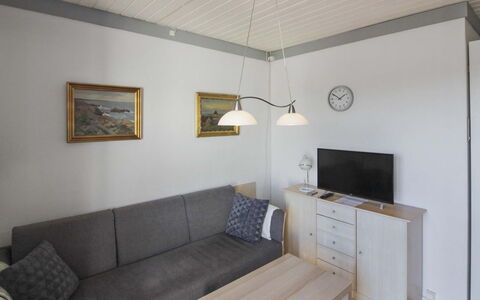 Fränze - 6Km from the Sea: Madera, Mueble, Departamento, Habitación, Techo, Manchas De Madera, Silla, Madera Dura, Barniz, Maderas
