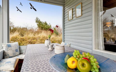 Bondi - 150M from the Sea: Madera, Mueble, Departamento, Habitación, Techo, Manchas De Madera, Silla, Madera Dura, Barniz, Maderas