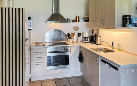 Erica - 6Km from the Sea: Aparato De Cocina, Cocina, Mostrador, Electrodoméstico, Mueble, Gabinetes, Electrodoméstico, Piso, Diseño De Interiores, Estufa De Cocina