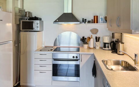 Erica - 6Km from the Sea: Aparato De Cocina, Cocina, Mostrador, Mueble, Electrodoméstico, Gabinetes, Diseño De Interiores, Piso, Electrodoméstico, Estufa De Cocina