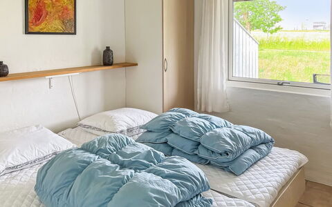 Erica - 6Km from the Sea: Mueble, Cama, Habitación, Diseño De Interiores, Madera, Sábana, Linos, Suelo, Lecho, Textil