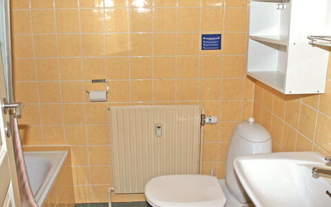 Erica - 6Km from the Sea: Baño, Arreglo De Tubería, Piso, Lavabo Del Baño, Pared, Suelo, Diseño De Interiores, Lavabo, Grifo, Plomería