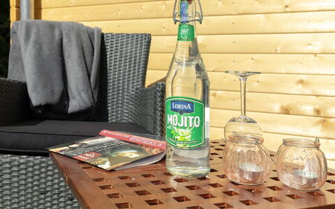 Heikki - 700M from the Sea: Madera, Mueble, Departamento, Habitación, Techo, Manchas De Madera, Silla, Madera Dura, Barniz, Maderas