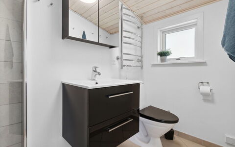 Heikki - 700M from the Sea: Baño, Arreglo De Tubería, Asiento Del Baño, Lavabo Del Baño, Piso, Baño, Lavabo, Suelo, Diseño De Interiores, Mueble De Baño