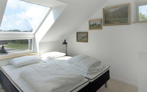 Benna - 120M from the Sea: Cama, Habitación, Diseño De Interiores, Mueble, Lecho, Madera, Techo, Sábana, Suelo, Piso