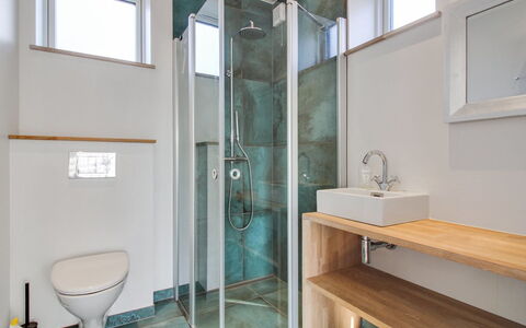 Benna - 120M from the Sea: Piso, Suelo, Diseño De Interiores, Arreglo De Tubería, Techo, Baño, Encendiendo, Plomería, Habitación, Grifo