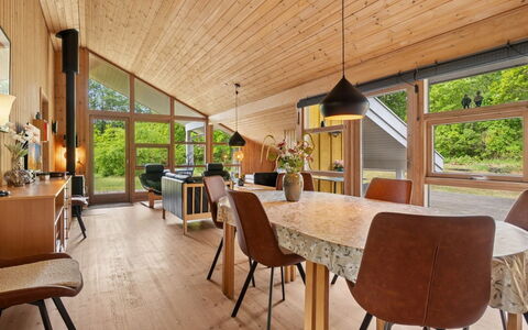 Ailen - 500M from the Sea: Piso, Diseño De Interiores, Madera, Techo, Mueble, Suelos De Madera, Suelo, Cocina Y Comedor Mesa, Silla, Sala