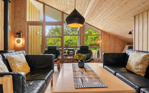 Ailen - 500M from the Sea: Madera, Diseño De Interiores, Techo, Sofá, Mueble, Sala, Piso, Casa, Suelo, Madera Dura