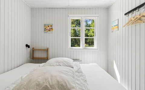 Malou - 350M from the Sea: Madera, Habitación, Piso, Suelo, Diseño De Interiores, Cama, Techo, Lecho, Casa, Sábana