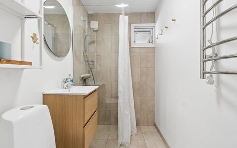 Malou - 350M from the Sea: Asiento Del Baño, Piso, Arreglo De Tubería, Baño, Pared, Diseño De Interiores, Suelo, Baño, Mueble De Baño, Lavabo