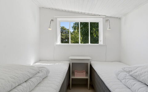 Kerstin - 100M from the Sea: Pared, Techo, Diseño De Interiores, Suelo, Piso, Habitación, Cama, Habitación, Lecho