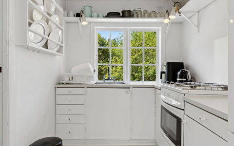 Kerstin - 100M from the Sea: Cocina, Diseño De Interiores, Piso, Aparato De Cocina, Electrodoméstico, Techo, Mostrador, Suelo, Gabinetes, Casa