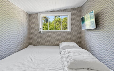 Kerstin - 100M from the Sea: Madera, Diseño De Interiores, Techo, Suelo, Piso, Habitación, Cama, Habitación, Lecho, Sábana