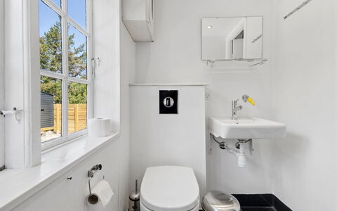 Kerstin - 100M from the Sea: Asiento Del Baño, Baño, Baño, Arreglo De Tubería, Pared, Piso, Suelo, Diseño De Interiores, Lavabo, Plomería