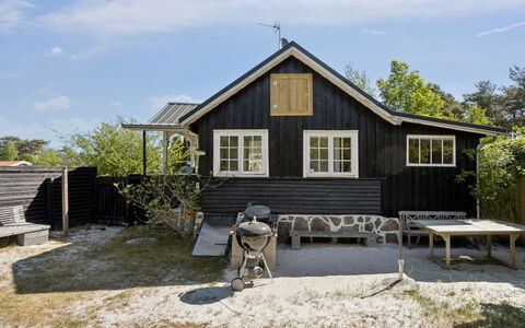 Kerstin - 100M from the Sea: Madera, Casa, Casa, Cabaña, Techo, Arquitectura, Vía Muerta, Puerta, Porche, Área Rural