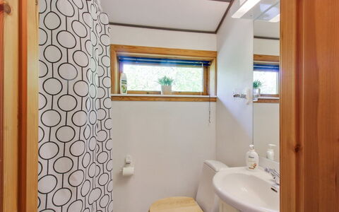 Elsamaria - 400M from the Sea: Diseño De Interiores, Arreglo De Tubería, Madera, Baño, Lavabo Del Baño, Piso, Grifo, Plomería, Suelo, Habitación